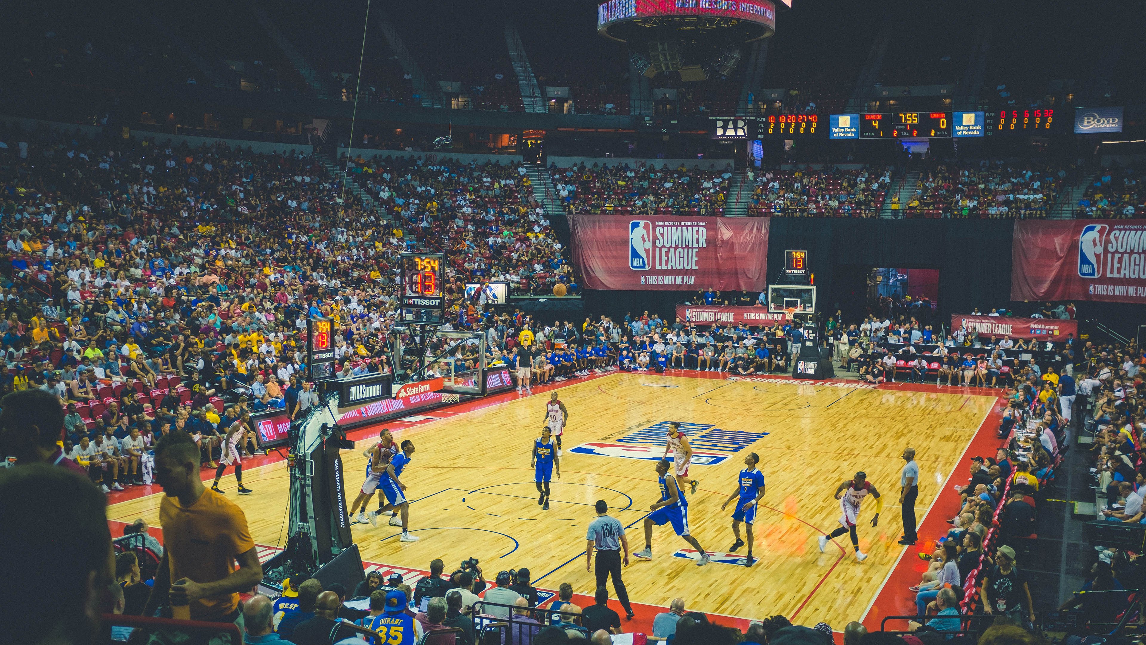 KAIYUNAPP-“三叉湖游泳馆：水上救生选手挑战极速反应与高难度救援”